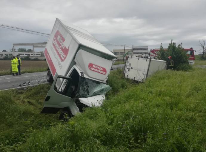 Prognosi riservata per i due conducenti dei furgoni, feriti nell'incidente in strada Cebrosa